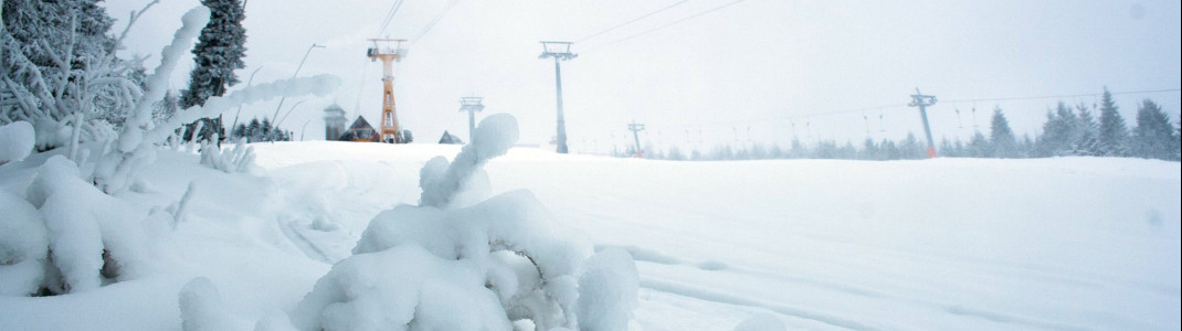 Bereits 30 Zentimeter Schnee liegen kurz vor Dezemberstart am Fichtelberg. Ob die Skisaison am ersten Adventswochenende startet, wollen die Betreiber aber erst kurzfristig bekannt geben.