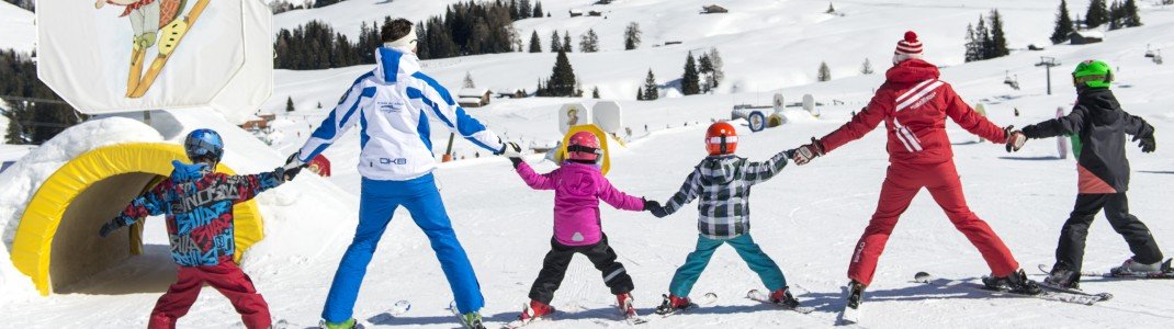 Auf Entdeckungsreise gehen die Kinder mit den Skilehrern auf der Seiser Alm.