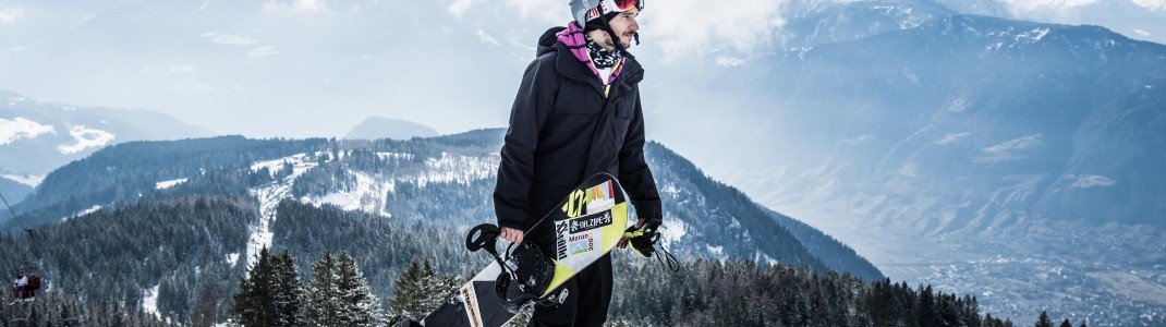 Snowboard-Profi Omar Visintin gibt den Kindern und Jugendlichen Tipps.