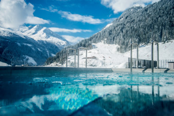 Entspannung pur mit einmaligem Alpenblick in der Felsentherme Bad Gastein.