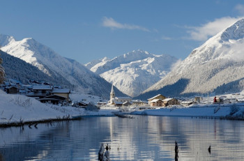 The winter sports town Livigno is located quaintly by a lake right at the Swiss border.