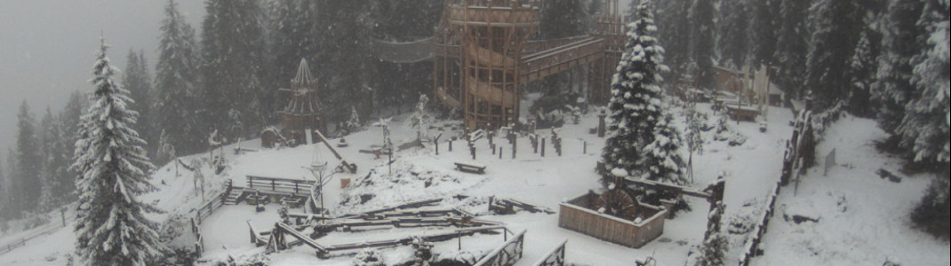 Tief verschneit ist derzeit das bei Kindern sehr beliebte Fichtenschloss auf der Rosenalm. Es liegt auf rund 1700 Höhenmeter bei Zell am Ziller. In den nächsten Tagen sollte hier der Schnee aber wieder komplett verschwinden.