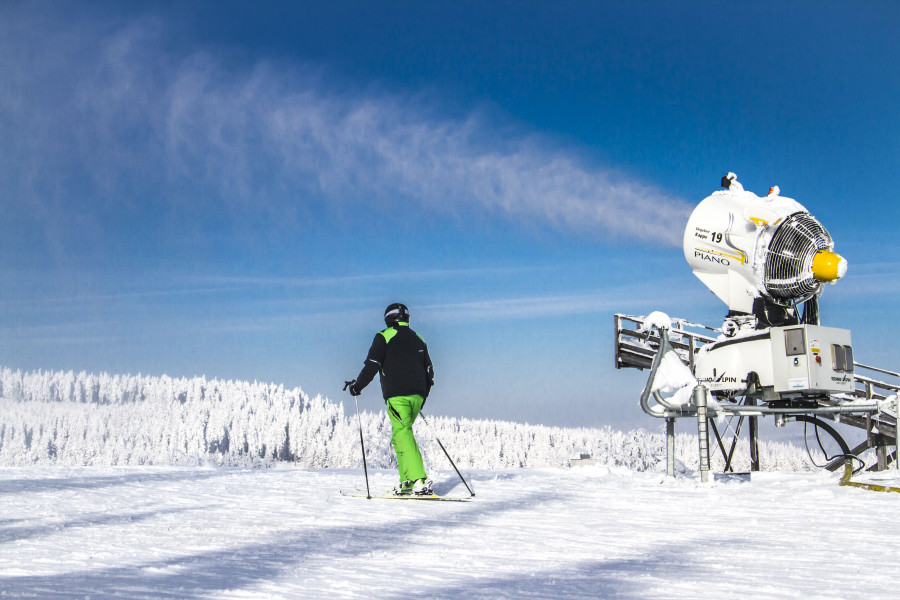 Schneesicherheit ist wichtig: 360 Lanzen und Schnee-Kanonen gibt es im Skiliftkarussell Winterberg. Für die neue Saison wurde 20 alte Geräte durch moderne, energiesparende Schnee-Erzeuger ausgetauscht.