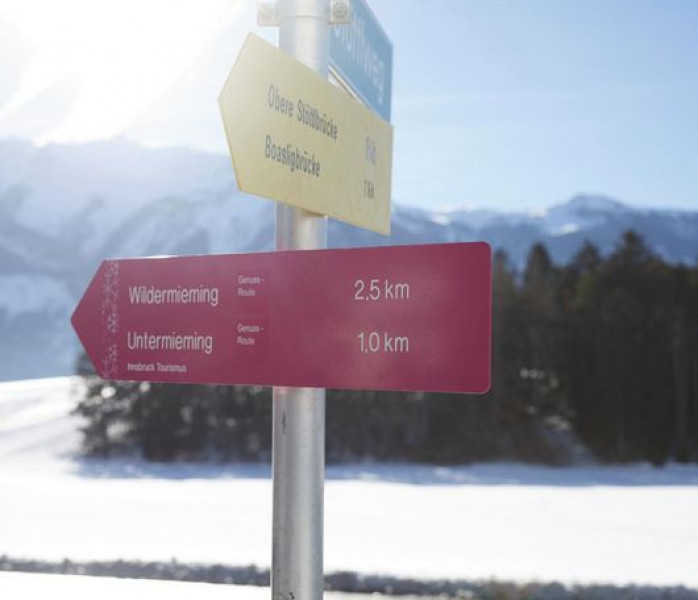 Die Winterwanderwege rund um Innsbruck sind gut ausgeschildert und magenta-farbig gekennzeichnet.