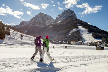 Beim Winterwandern im Val di Fassa erwarten dich einzigartige Naturerlebnisse mit Blick auf die Dolomiten.