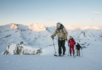 Auch Ski-Legende Marcel Hirscher kann der spektakulären Aussicht beim Tourengehen nicht widerstehen.