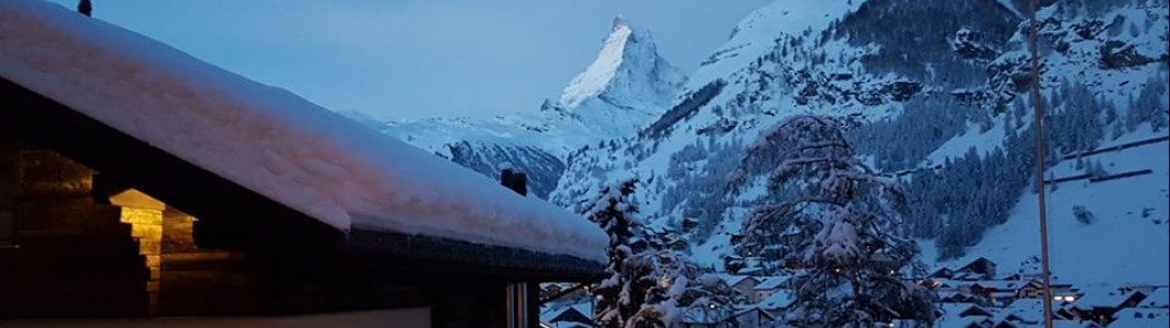 Zermatt liegt am Fuße des markanten Matterhorns.