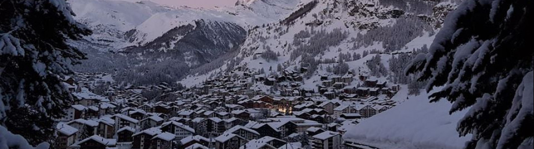 Am Fuße des markanten Matterhorns liegt Zermatt.