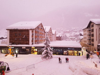 Wer aus Zermatt hinaus will, der muss mit dem Hubschrauber fliegen.