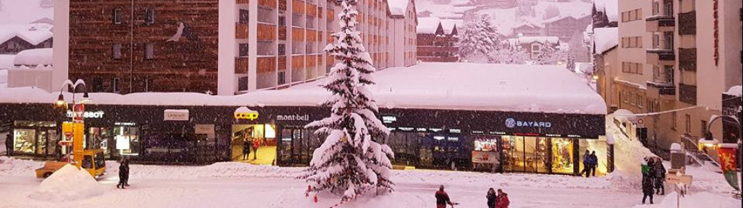 Wer aus Zermatt hinaus will, der muss mit dem Hubschrauber fliegen.