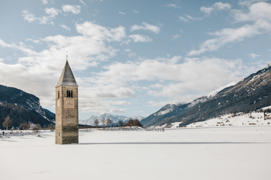 Das Wahrzeichen des Südtiroler Vinschgau - der versunkene Turm im Reschensee