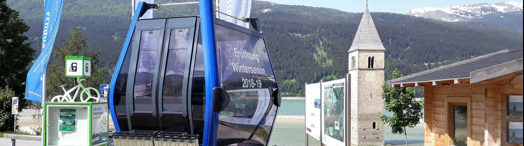 Passend zu den neuen Bahnen kündigt eine Kabine am Reschensee die bevorstehende Skigebietsverbindung an.
