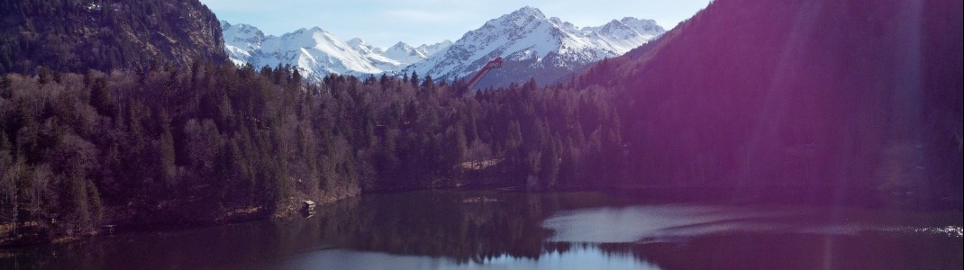 Der Freibergsee mit der Skiflugschanze im Hintergrund ist eines der Highlights auf der Wanderung.