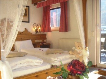 Traditional pine rooms "Innsbruck"