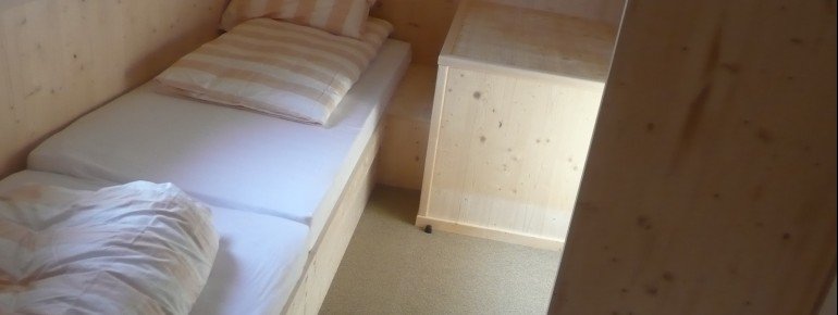 2nd bedroom with 2 single beds and storage