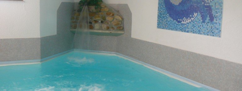 Pool with jet counter current system, floor jets and neck jets