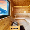 Outdoor Sauna aus Zirbenholz mit Blick über Hinterglemm und in die Berge
