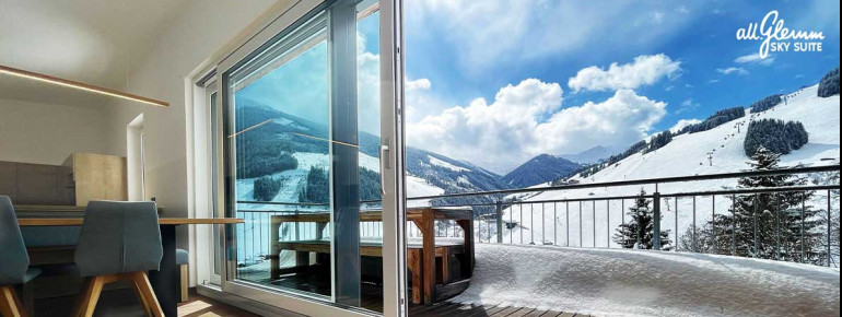 Wohnraum mit Ausblick über Hinterglemm und Westgipfel mit Zwölferkogel