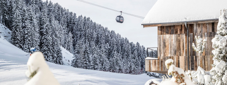 Direkt neben unserer Alm schweben die Gondeln