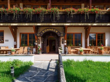 Hauseingang Alpenhotel Sonneck