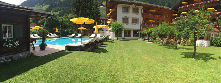 Alpenhotel Tirolerhof "Garten mit kleinen Kinderspielplatz und Tischtennisplatte"