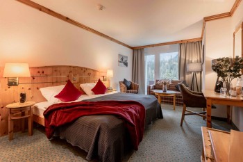 Das Hotel bietet 134 alpine, komfortable Zimmer in vier Kategorien.