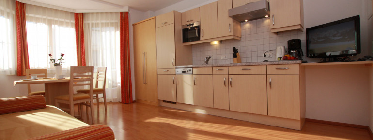 Apartment 4: Wohnraum mit Küche