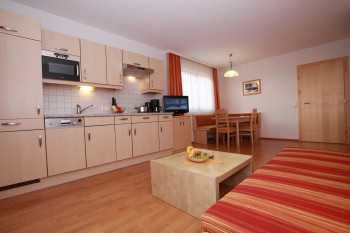 Apartment 3: Wohnraum mit Küche