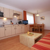 Apartment 3: Wohnraum mit Küche