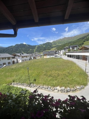 Dorfblick 1: Westterrasse mit Blick zum Wander- bzw. Skigebiet