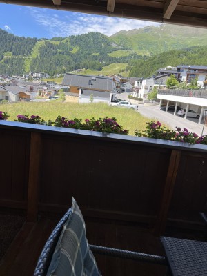 Appartement Dorfblick 1: Westterrasse mit Ausblick auf das Wander- und Skigebiet