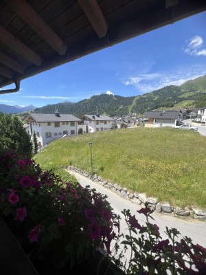 Appartement Dorfblick 1: Westterrasse zum Relaxen mit einmaligem Ausblick auf das Wander-/Skigebiet :)