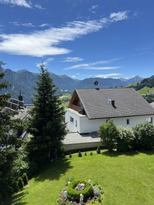 Appartement Fernblick und Dorfblick: Südbalkon mit Blick auf den Garten