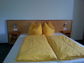 Doppelbettschlafzimmer mit Bettwäsche