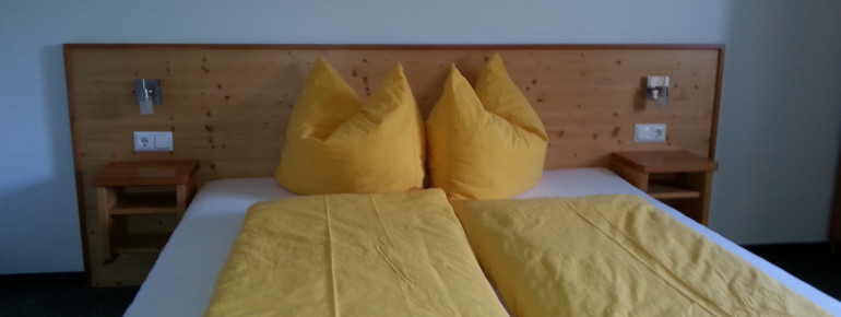 Doppelbettschlafzimmer mit Bettwäsche