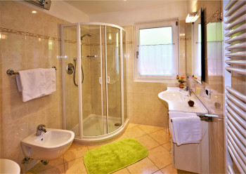 Bad mit Handtuchtrockner und Bodenheizung Dusche, Waschbecken, WC und Bidet