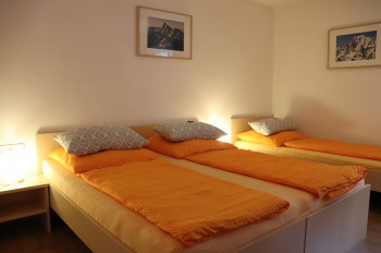 Apt. 3 "Eisenspitz" - Schlafzimmer mit 1 Doppelbett und 2 Einzelbetten
