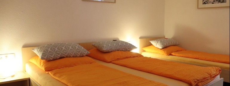 App. 3 "Eisenspitz" - Schlafzimmer mit 1 Doppelbett und 2 Einzelbetten