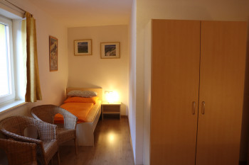 Apt. 3 "Eisenspitz" - Schlafzimmer mit 2 Einzelbetten und 1 Doppelbett