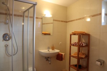 App. 3 "Eisenspitz - Badezimmer mit Dusche und WC