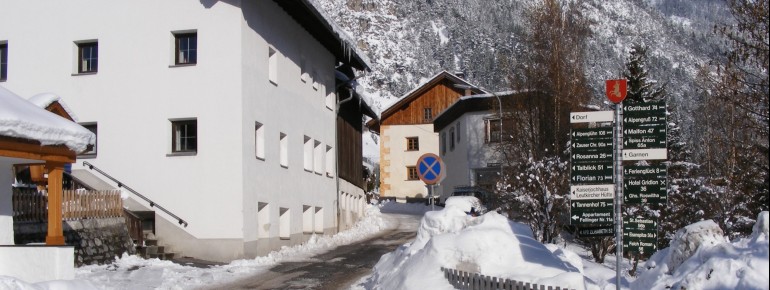 Letzte Abzweigung zum Haus Aperies, gleichzeitig auch Ihre Skibushaltestelle