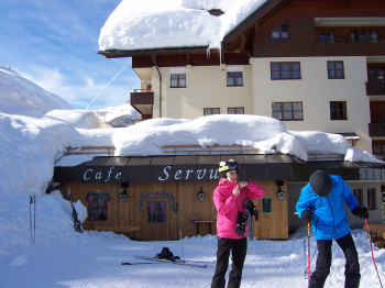 Cafe Servus an der Piste vor dem Haus Carinthia mit große Sonnenterrasse