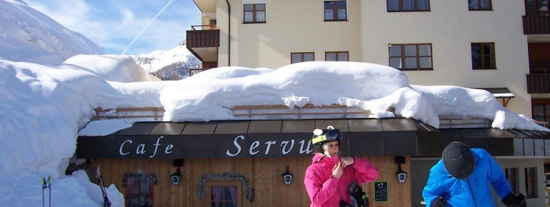 Cafe Servus vorm Haus mit großer Sonnenterrasse