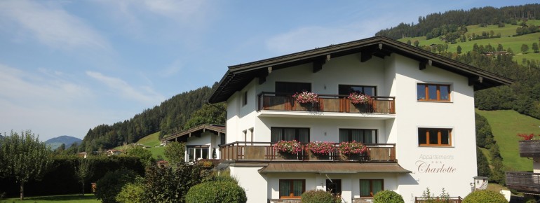 Appartementhaus im Sommer