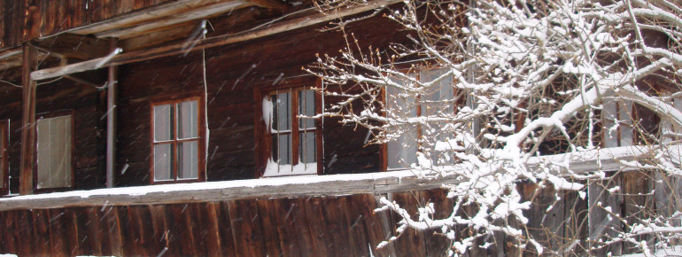 Das alte Bauerhaus im Schneesturm