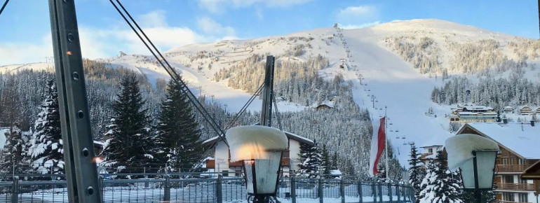 Im Basekamp hat man direkte Aussicht auf die Piste.