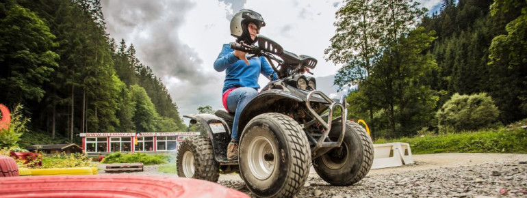 Quad fahren am Katschberg. Direkt neben dem Basekamp erlebt man auf der Quad Strecke Action pur.