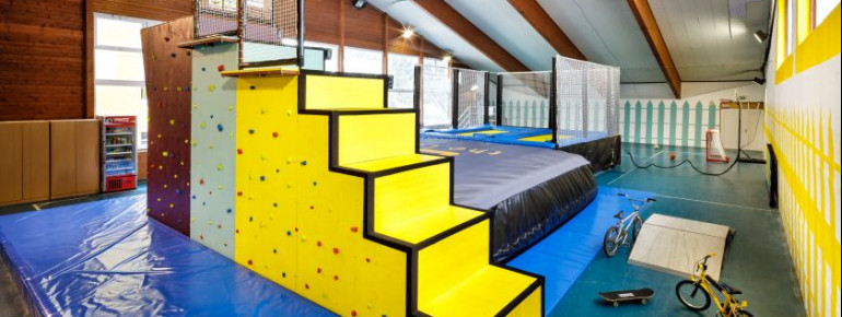 Die Indoorsporthalle THE CAGE bietet für große und kleine Kinder das perfekte Abenteuer.