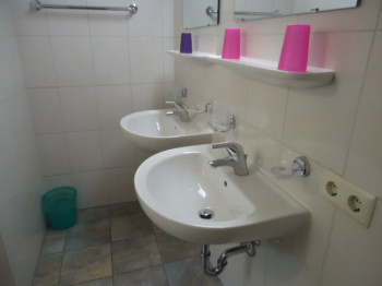 Badezimmer mit Doppel-dusche und Waschbecken