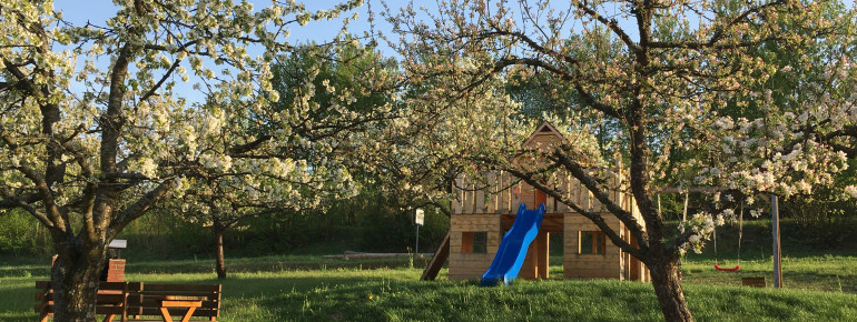 Garten mit Spielhaus und Grillmöglichkeit